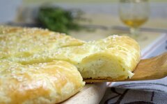 Лепешки на сметане с брынзой