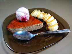 Банановая запеканка с творогом и сметаной