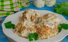 Гречаники с куриным фаршем в сметанном соусе