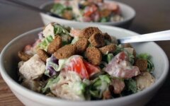 Салат с куриным филе, фасолью и помидорами