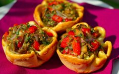 Тарталетки с баклажанами и перцем в духовке