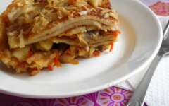 Лазанья из блинов с грибами и плавленым сыром