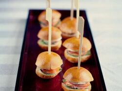 Канапе из круглых булочек с колбасой