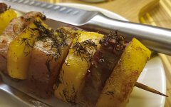 Картофель с грудинкой на шпажках в духовке