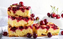 Классическая шарлотка с вишней в мультиварке