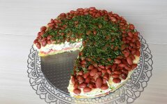Слоеный салат с сыром, полукопченой колбасой и красной фасолью