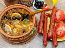 Сборная солянка в горшочке в духовке