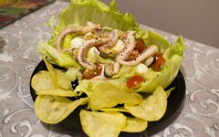 Салат из кальмаров и мидий с чипсами и сыром моцарелла