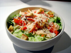 Салат «Цезарь» с тигровыми креветками и тунцом