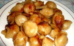 Жареные пельмени с луком и чесноком