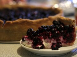 Простой пирог на кефире с вареньем в мультиварке