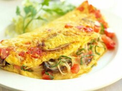 Сытный омлет с грибами, помидорами и сыром