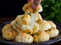 Сырные бомбочки из слоеного теста