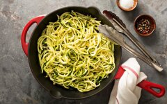 Салат с макаронами, цуккини и моцареллой