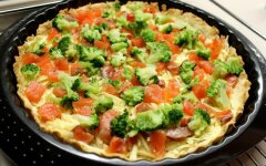 Сочный пирог с лососем и брокколи