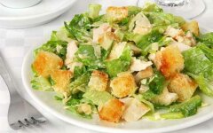 Греческий салат с курицей, сухариками и сыром «Фетакса»