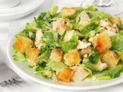 Греческий салат с курицей, сухариками и сыром «Фетакса»