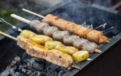 Люля-кебаб из рыбы с рисом на шпажках