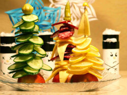 Новогодние елочки из колбасы, сыра и огурцов