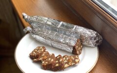 Шоколадная колбаса из печенья с вареной сгущенкой