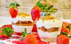 Трайфл с творожным кремом, клубникой и печеньем