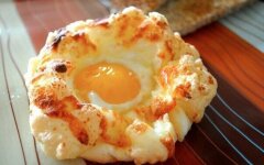 Яичные гнезда с сыром на завтрак