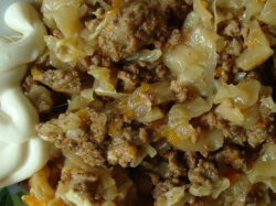 Тушеная капуста с фаршем и зеленью в мультиварке