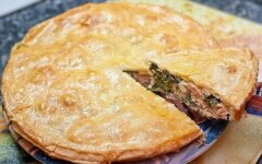 Закрытый пирог с семгой и брынзой