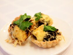 Тарталетки с шампиньонами и копченой курицей