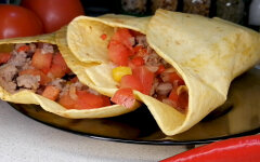 Острый буррито с фаршем, фасолью, кукурузой и помидорами