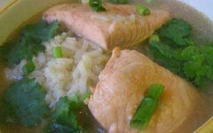 Уха из консервированной горбуши с рисом и картофелем