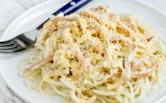 Кальмары в сливочном соусе с пармезаном и плавленым сыром
