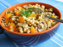 Перловка с грибами и морковью в горшочках