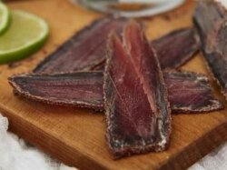 Бастурма из говядины с паприкой и хмели-сунели