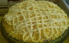 Слоеный салат «Пушистый» с кальмарами