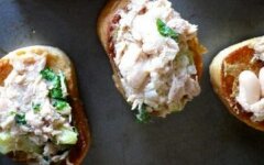 Брускетта с консервированным тунцом и оливками