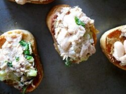 Брускетта с консервированным тунцом и оливками