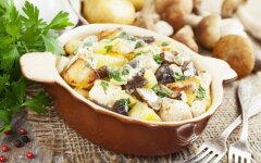 Соленые грибы с картофелем по-деревенски в духовке