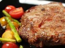 Говяжьи стейки с помидорами по-американски