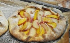 Творожная галета со сливами и персиками