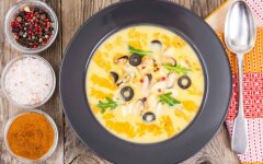 Суп-пюре из кабачков с зеленью на курином бульоне