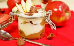 Десерт с яблочным пюре и сметанным муссом
