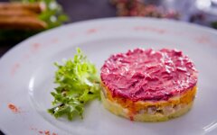 Селедка под шубой с солеными огурцами и яблоками