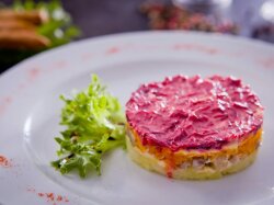 Селедка под шубой с солеными огурцами и яблоками