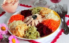 Салат «Козел в огороде» с куриным филе и черносливом