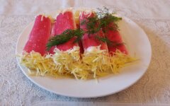 Крабовые палочки с плавленым сыром, яйцом и зеленью