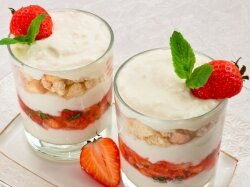 Десерт с печеньем, рикоттой и клубникой