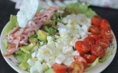 Салат с ветчиной, авокадо и помидорами черри