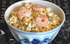 Салат с креветками, кукурузой и рисом
