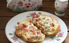 Гренки с ветчиной, сосисками и колбасками